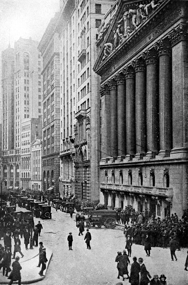 The Broad Street facade of the New York Stock Exchange in the early 1920s, with pedestrians on the sidewalk